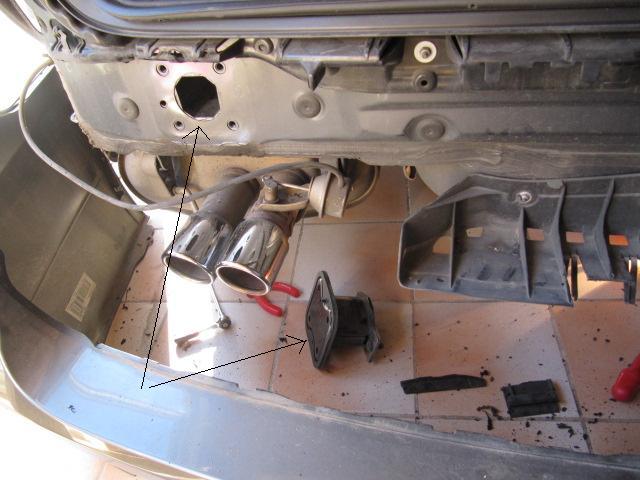 Démontage du pare-chocs arrière, facile (il y a bcp de vis)<br />Les supports pare-chocs sont démontés. (Ils seront remplacés par l'attelage)