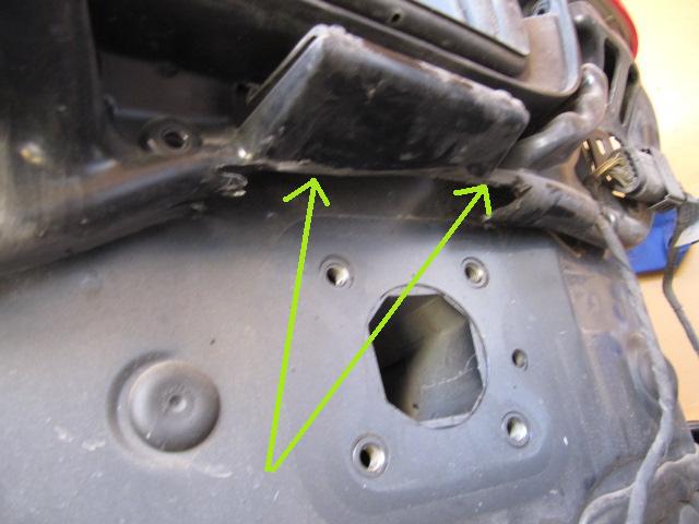 Ensuite, il faut découper un peu les plastiques pour poser l'attelage. (photo ci-dessous)<br />La découpe doit laisser la place au nouveau « tampon ».