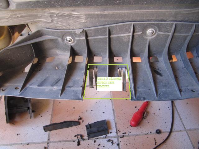 Aprés c'est la découpe de la partie basse du pare-choc plastique. (c'est la place pour le support attelage, compter deux éléments à enlever)<br />Avec une petite meuleuse, c'est assez facile.