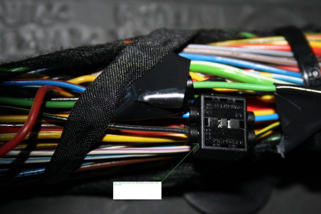 Il y a deux bus CAN de la même couleur (bon à savoir j'ai un peu hésité).<br />Le branchement se fait sur le montant siège arrière droit. Il faut un peu démêler le faisceau pour trouver les bonnes couleurs de fil.