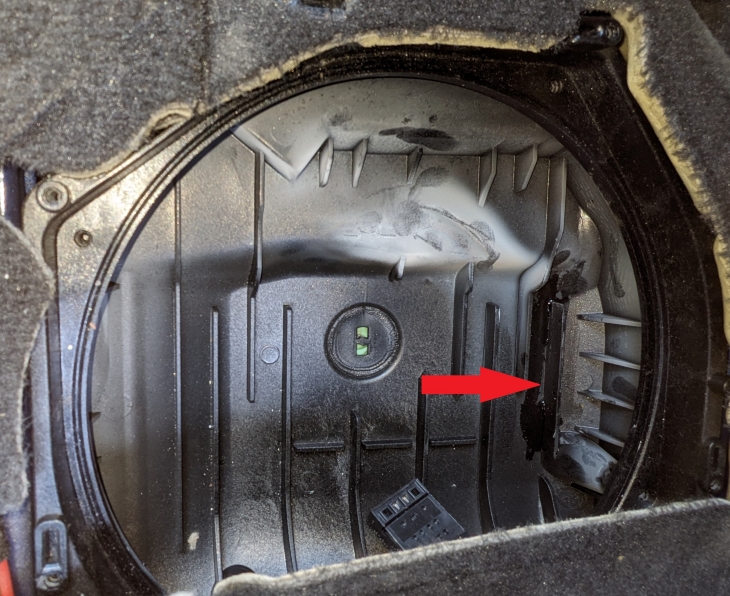 Eau dans l'emplacement subwoofer.jpg